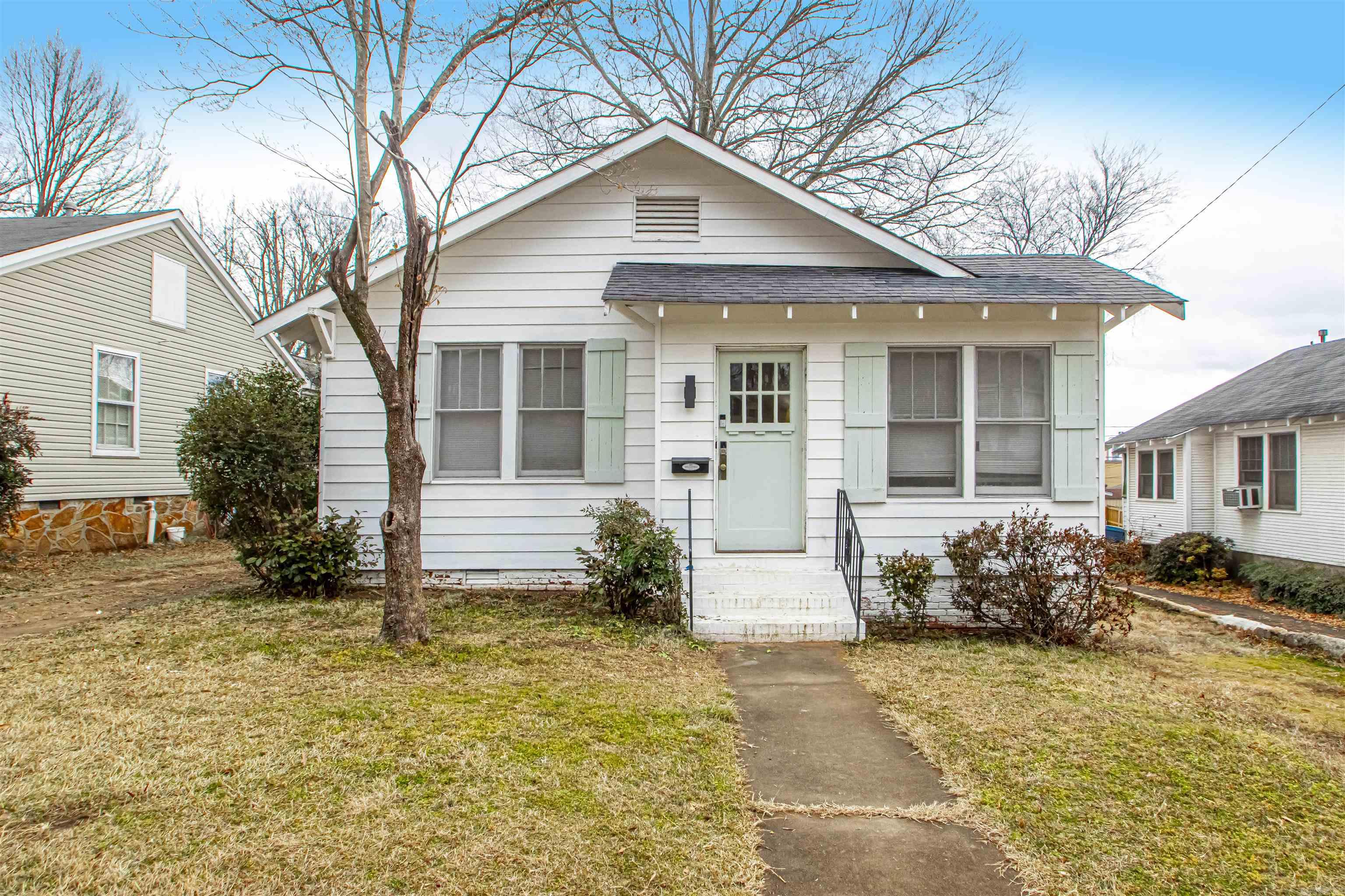 Cute Hillcrest cottage that is waiting for you to call home. Fully furnished with all appliances and utilities included. Contact our office today for more information on this adorable short term rental!