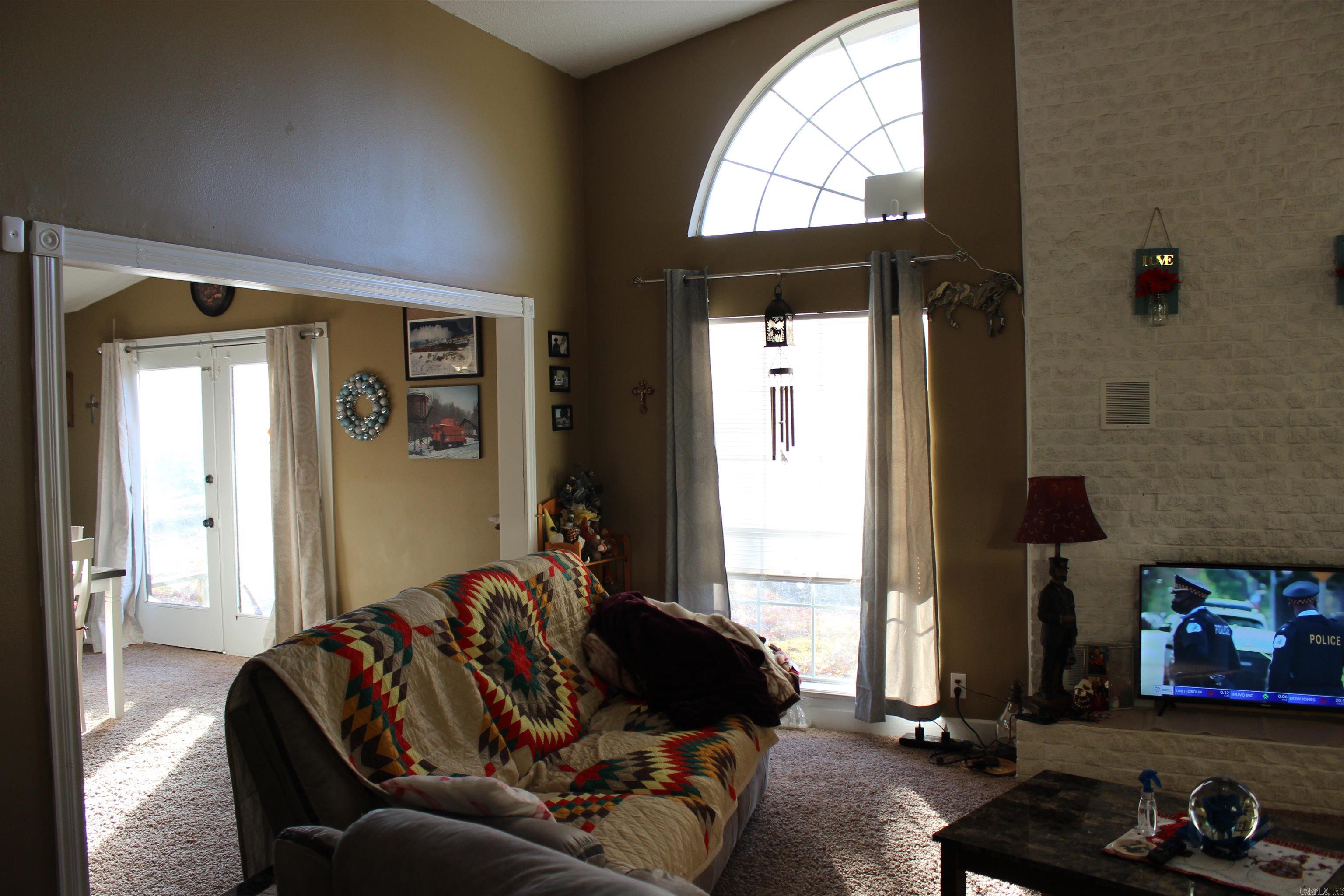 BEAUTIFUL LAKEVIEW - Residential