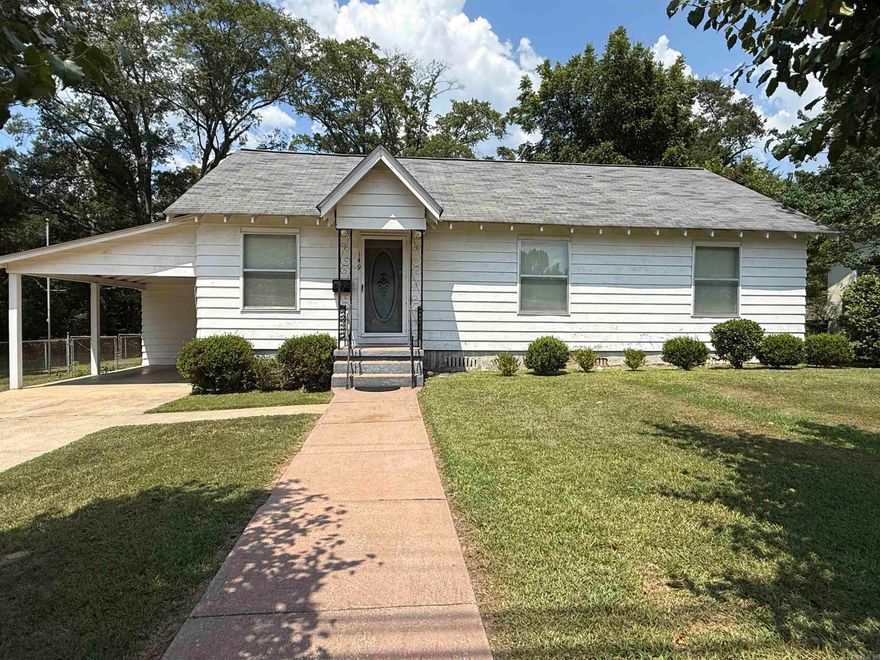 Here is the hard to find, move in ready home you've been waiting on! This home features include approximately 1452 square foot of living space, 3 bedroom, 1 bathroom, as well as a sun porch/bonus room, new flooring, 2 outside storage sheds and a spacious fenced in backyard! This home is conveniently located just blocks away from downtown Monticello! Call/text toady to schedule a showing!