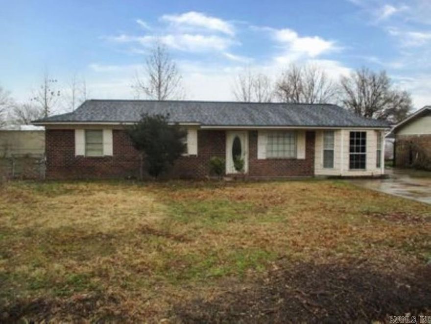 This spacious 3 bedroom 2 bath home features two living areas and a split floor plan.  Don't miss out on this great space buy!!  The Seller must comply with HUD Guidelines 24 CFR 206.125  AGENT SEE AGENT REMARKS ON HOW AND WHERE TO SUBMIT ALL OFFERS.