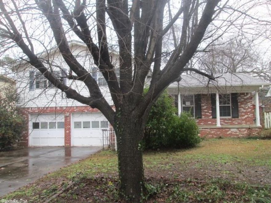 Breckenridge subdivision close to employment opportunities and schools. Split level home with three bedrooms and two baths upstairs.Main level with living room, dining room and ktichen.  Basement has den and half bath. Large home with lots of room to grow.