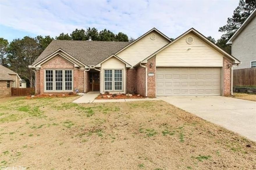 This one level home sits on a nice large and level lot and is in the Lake Hamilton School District.  The floor plan has a large living area with fireplace, an open kitchen/dining area with see-through fireplace, a large master suite with walk-in closet, garden tub and shower plus two guest rooms and a guest bath.  The over-sized backyard has a large deck and a large storage building.  Don't miss the chance to see this attractive home located in a great school district.