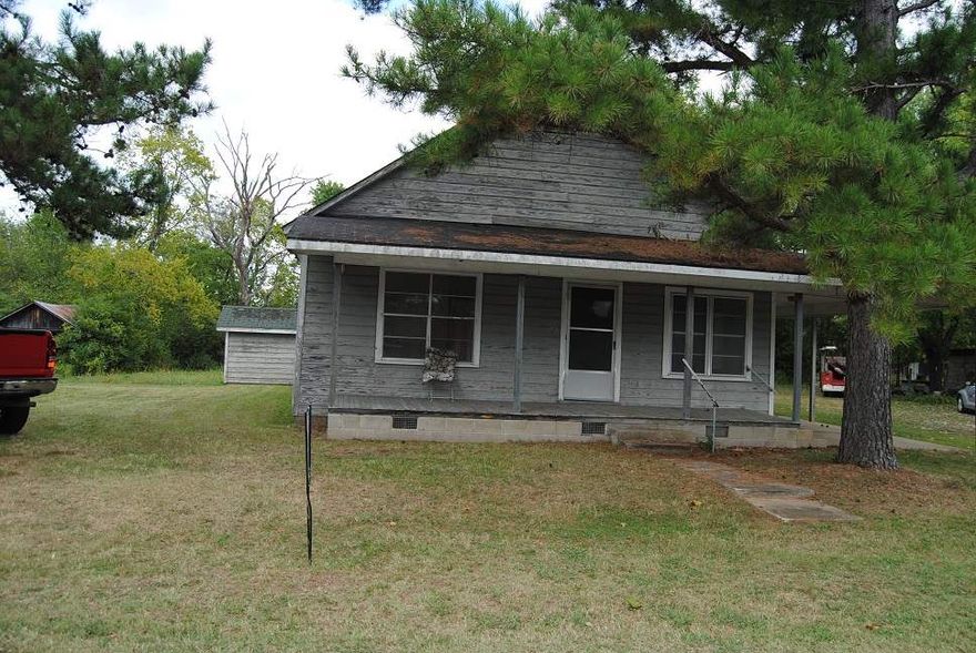 HOME APPEARS TO BE SOLID, THIS WILL BE A FIXER UPPER, ON A DEAD END STREET, IN THE TOWN OF LESLIE, HAS SOME BUILT IN CHEST DRAWERS IN BEDROOM, KITCHEN HAS CABINETS NEEDS A LOT OF TLC . BIG YARD , HAS AN OUTSIDE STORAGE UNIT, GOES TO THE CREEK THAT IS A WET WEATHER CREEK,  MAKE A GOOD RENT HOUSE, NICE SHADE TREES, NICE FLAT YARD, WALKING DISTANCE TO ANYTHING IN TOWN,  TAKE A LOOK AT HOME AND MAKE ME AN OFFER , SELLER IS MOTIVATED .