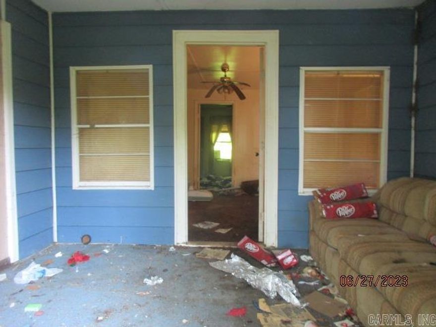 Home in Dumas, AR that is on 4.1 acres.  Home is not in livable condition.  Buy this land today.  Call for more information. **Agents See Remarks**