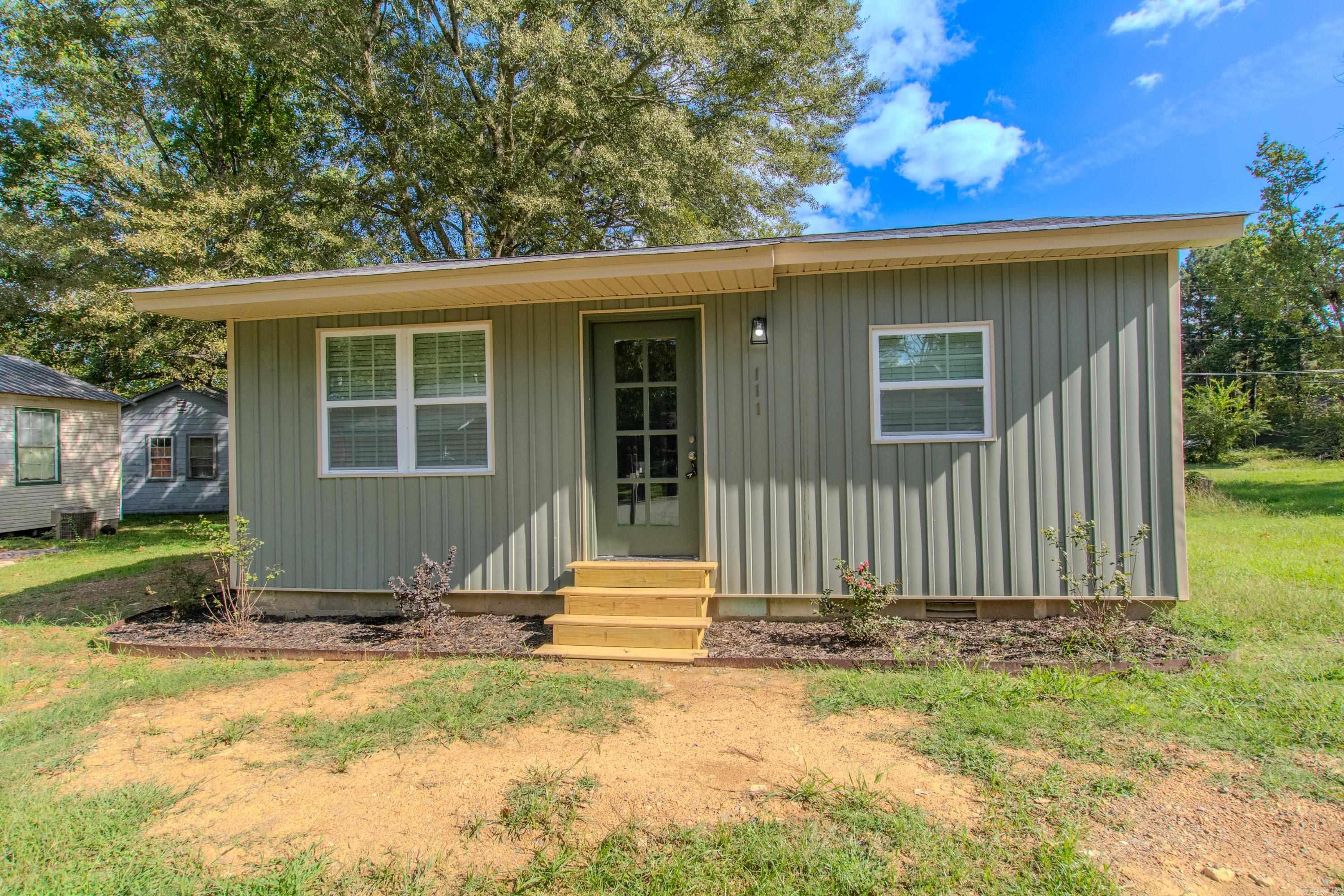 Absolutely adorable home! So Cute!! Very efficient and low utility bills! Come see today!