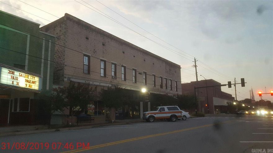 Large Loft Apartment above the Burger Shack and Banana Graphics. Great view of downtown Benton. Excellent location. 15 foot ceilings. Hardwood Floors. Extremely large living-room.