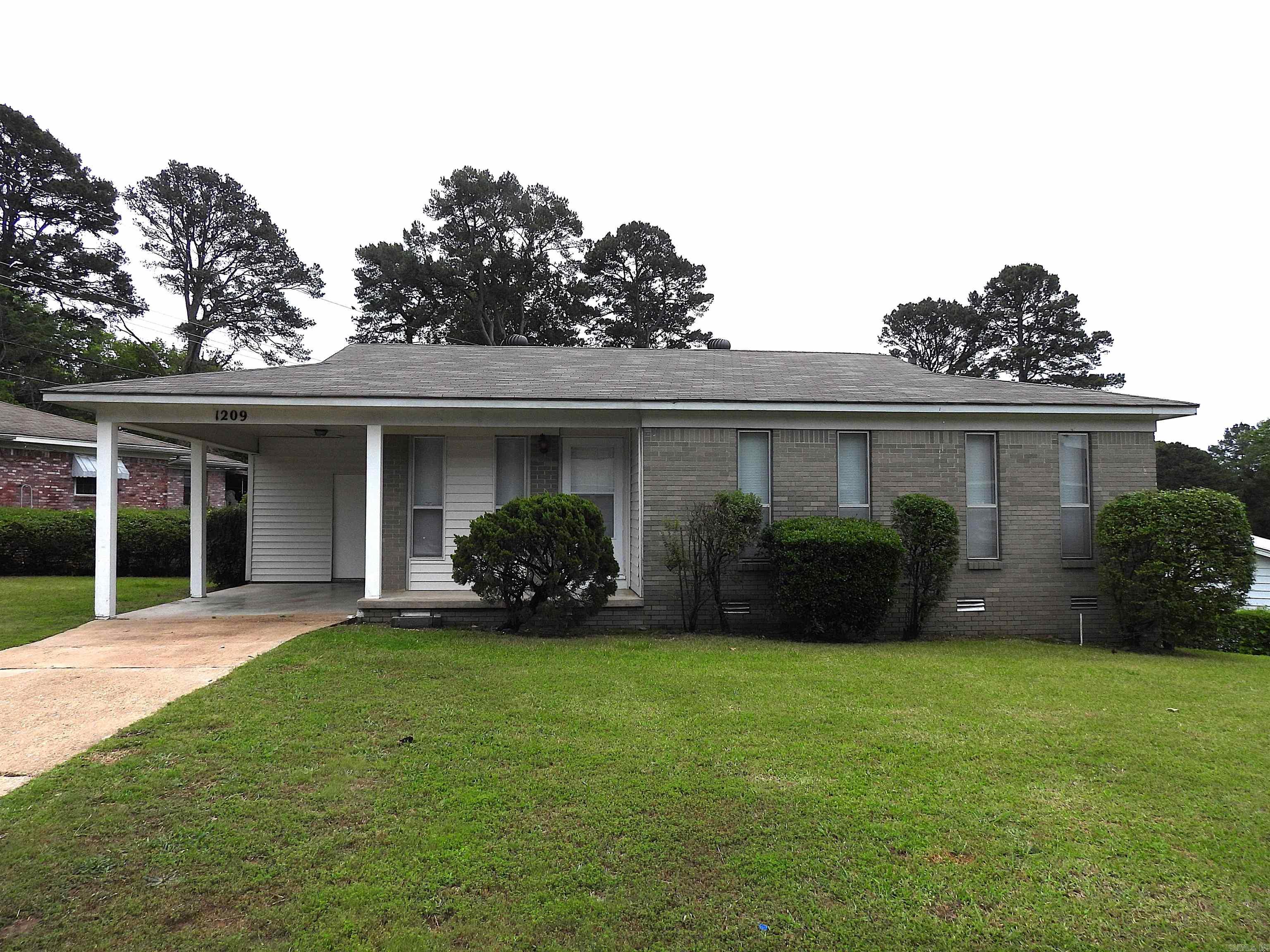 SMALLER HOME THAT PACKS A PUNCH! This home has been updated with all new stainless-steel appliances, freshly painted interior, all new kitchen cabinets, new counter tops, new flooring and both bathrooms have been updated. The fenced backyard is large enough for the little ones to play or for the pets to run free.