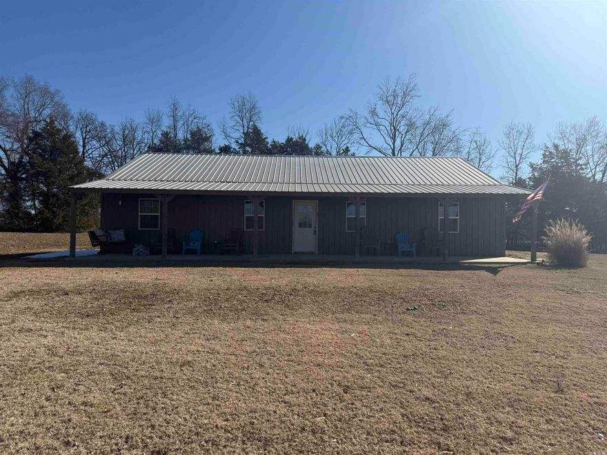 What a great weekend or full-time home! Don't let the outside fool you! This house is beautiful inside. Tongue and groove pine walls throughout with metal ceilings.  Bunk room for sleeping 4 guests and large eat-in kitchen and great room for entertaining. Spacious front porch for beautiful sunset views of Sugarloaf Mountain. Back porch for grilling. Enjoy a quiet neighborhood and only 2 miles to Shiloh Marina.  If the pasture in front of the house has you concerned with mowing, no worries! We have a wonderful neighbor who likes to bale the grass for his cows!  Don't pass this one up!