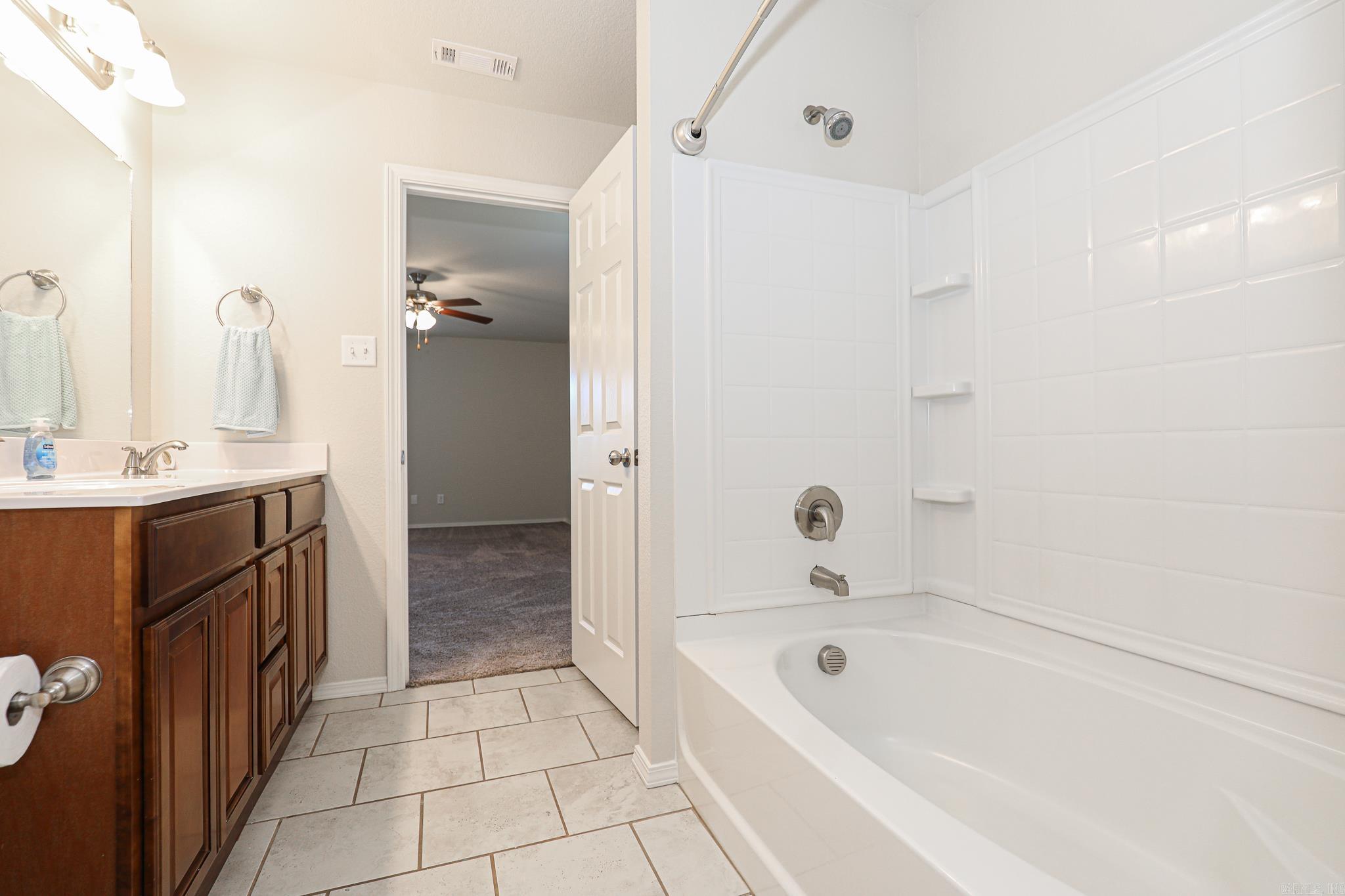 BENJAMIN GROVE - Residential