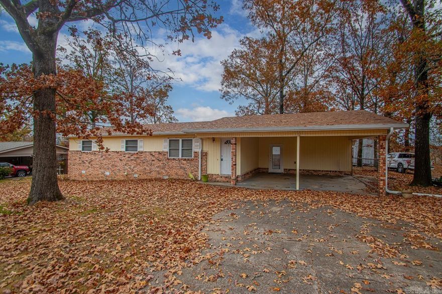 Great little GEM in the Lake Hamilton School District.  Huge potential on this 3 Bed room and 2 bath home.  Lots of room, Large great room,  large flat lot approx .36 acres, it's fenced, has a fireplace AND it is under $200k!  Hurry and take a look before you miss your chance on this.