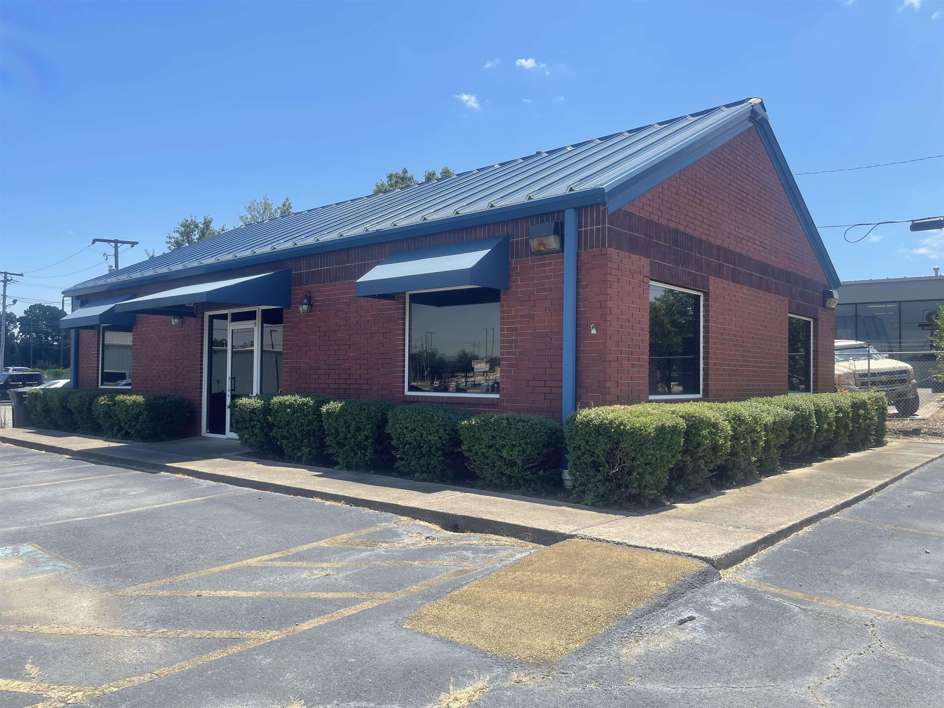 Extremely nice building with four private offices and a reception area as well as a changeable marque in front. Highly visible from Interstate 67/167 (soon to be I 57). Across Interstate from Walmart and Slims Chicken. Previously used as an insurance office but is perfect for any small business (accounting, real estate, etc.) Could be used as a car dealership, or whatever you choose to make it. Freeway visibility is priceless in today's fast paced business world. Gwatney Chevrolet is currently renting the back parking area for employees at $500 a month.