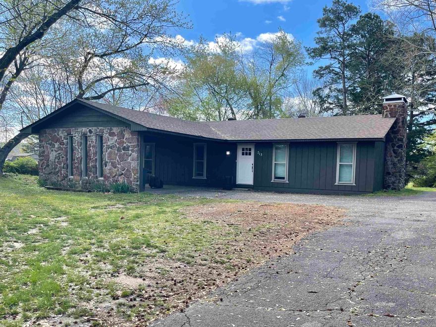 Great three bedroom two bath home that has been beautifully updated.  Close to the school and all Heber Springs has to offer.