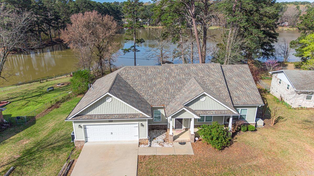 BEAUTIFUL LAKEVIEW - Residential