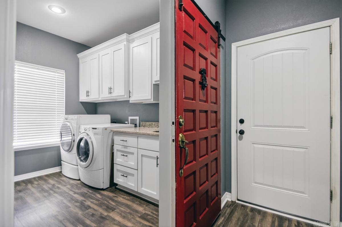 BEAUTIFUL LAKEVIEW - Residential