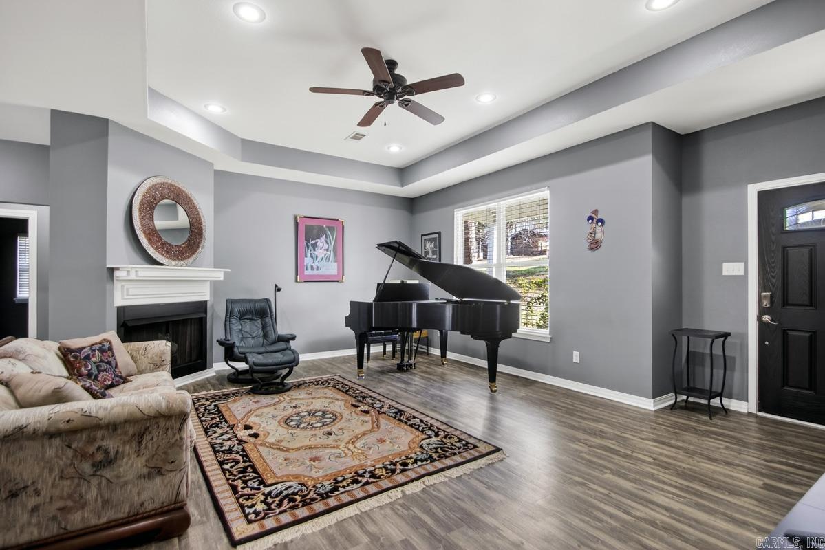 BEAUTIFUL LAKEVIEW - Residential