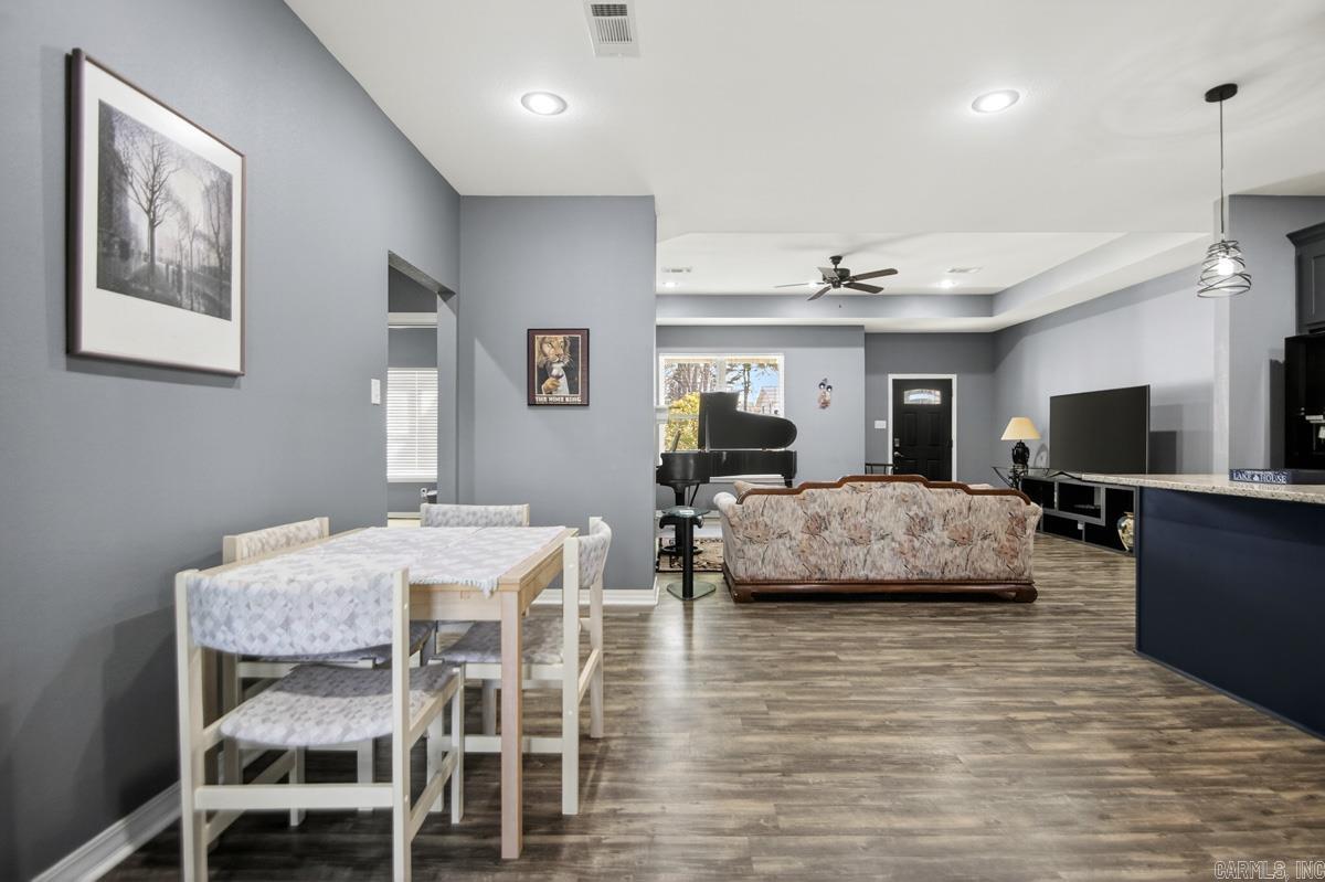 BEAUTIFUL LAKEVIEW - Residential