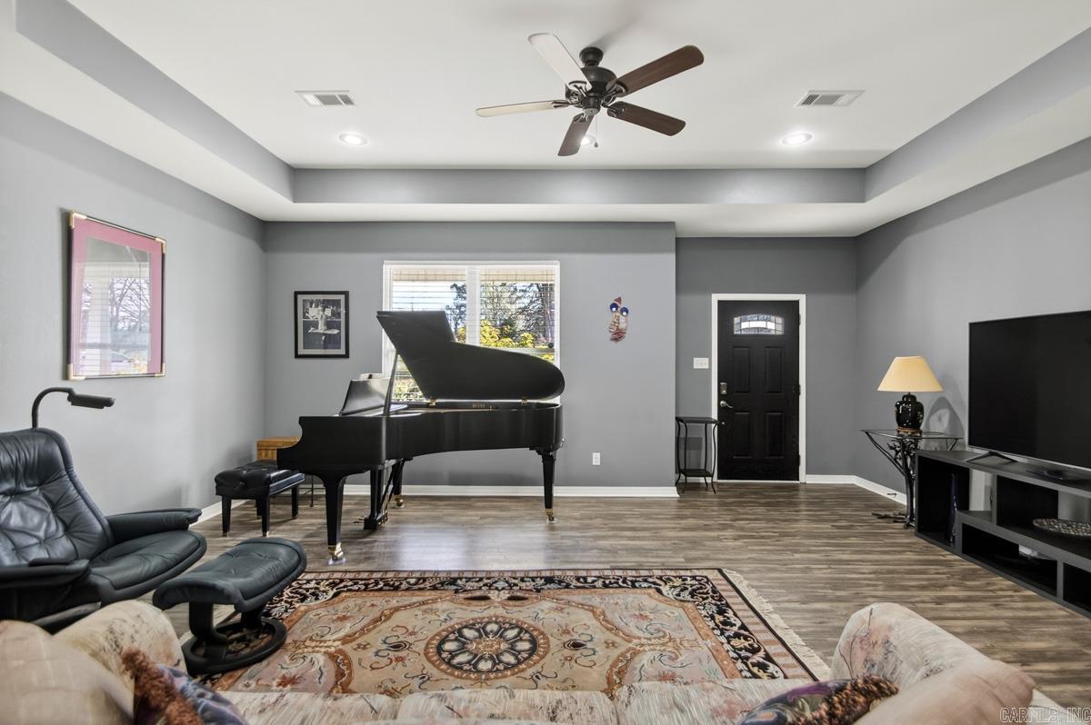 BEAUTIFUL LAKEVIEW - Residential