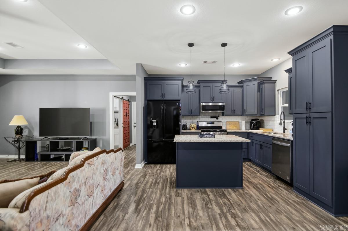 BEAUTIFUL LAKEVIEW - Residential