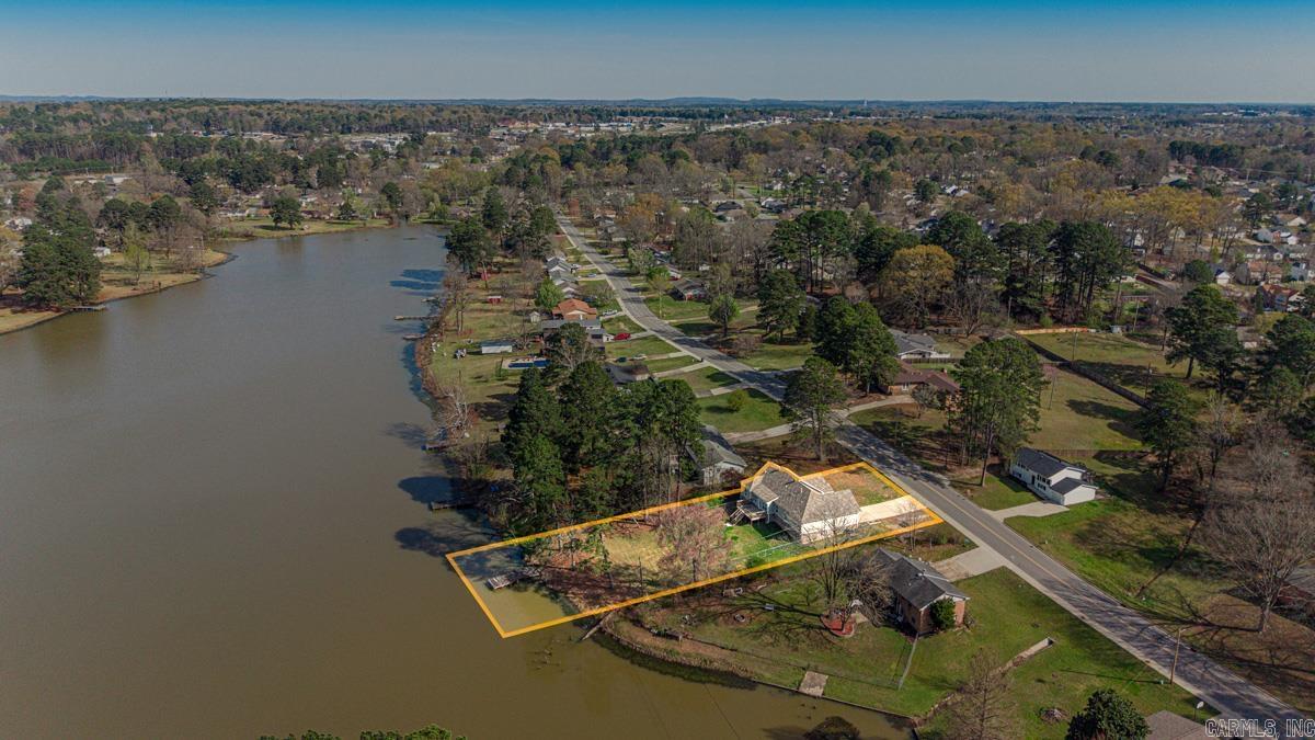 BEAUTIFUL LAKEVIEW - Residential