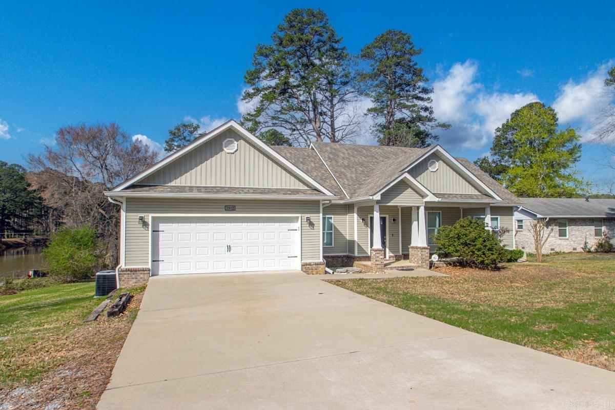 BEAUTIFUL LAKEVIEW - Residential