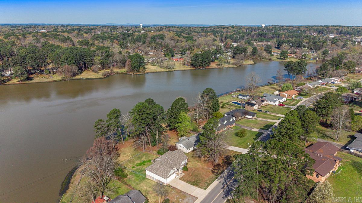 BEAUTIFUL LAKEVIEW - Residential