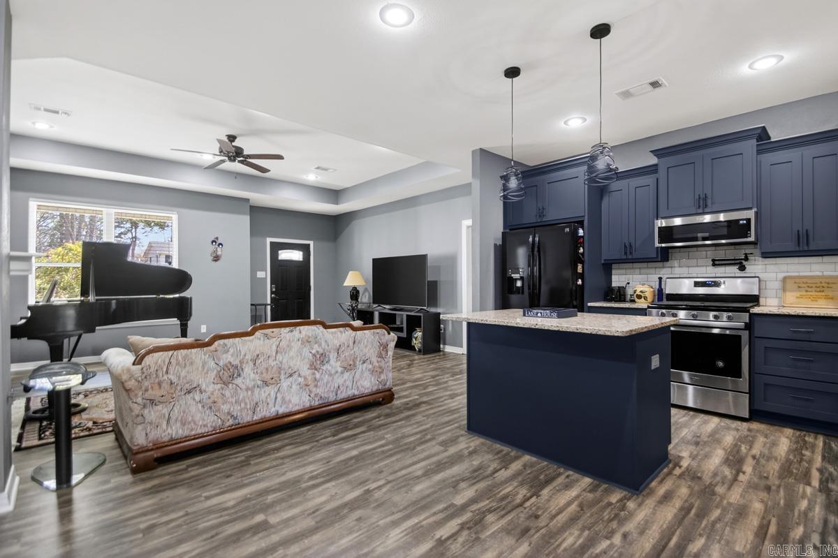 BEAUTIFUL LAKEVIEW - Residential