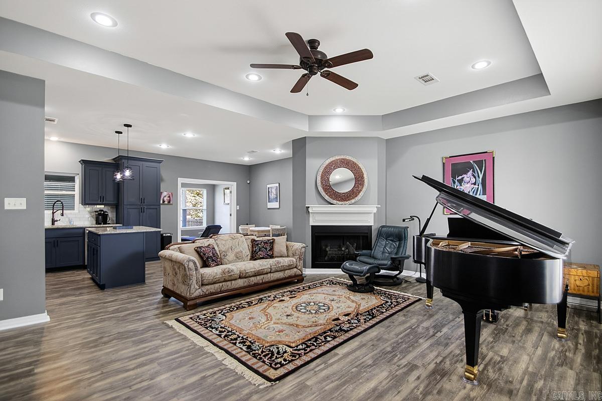 BEAUTIFUL LAKEVIEW - Residential