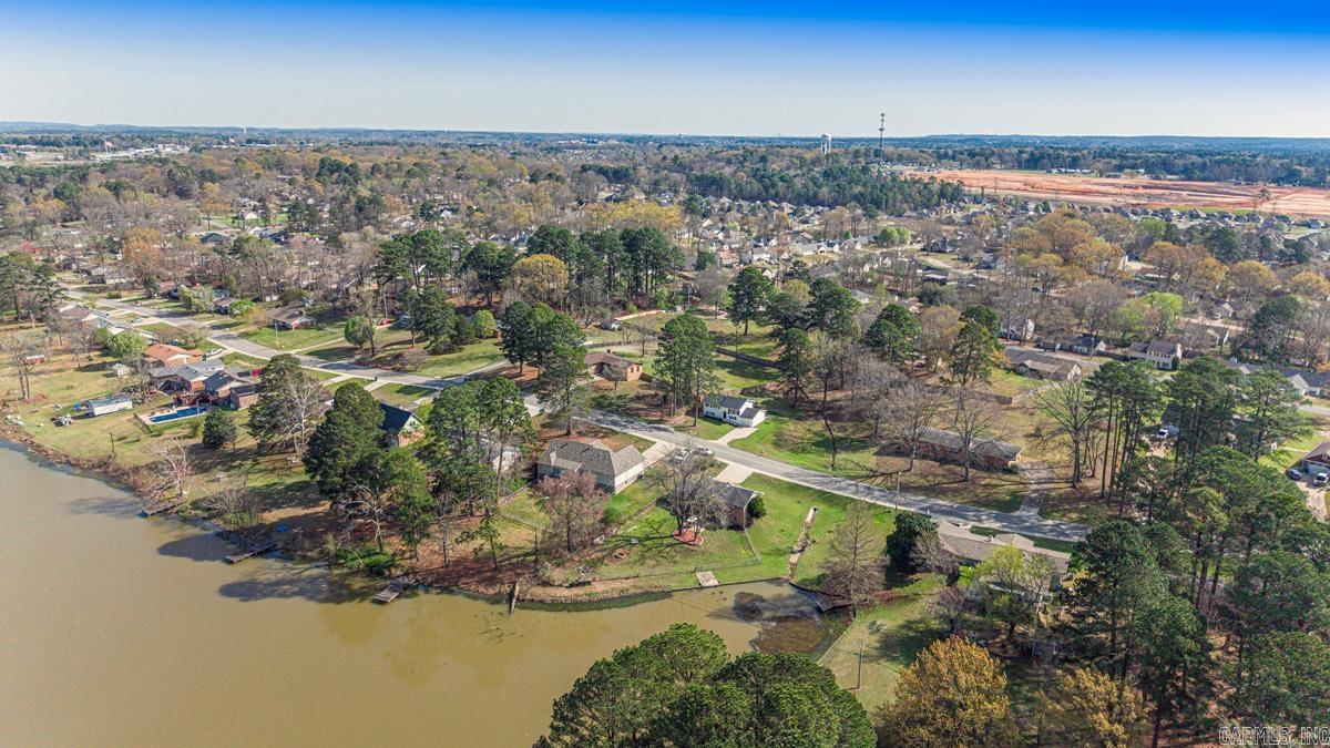 BEAUTIFUL LAKEVIEW - Residential