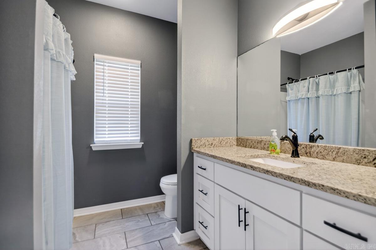 BEAUTIFUL LAKEVIEW - Residential