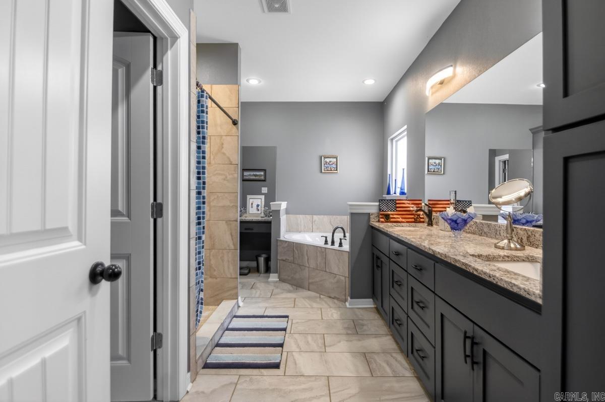 BEAUTIFUL LAKEVIEW - Residential