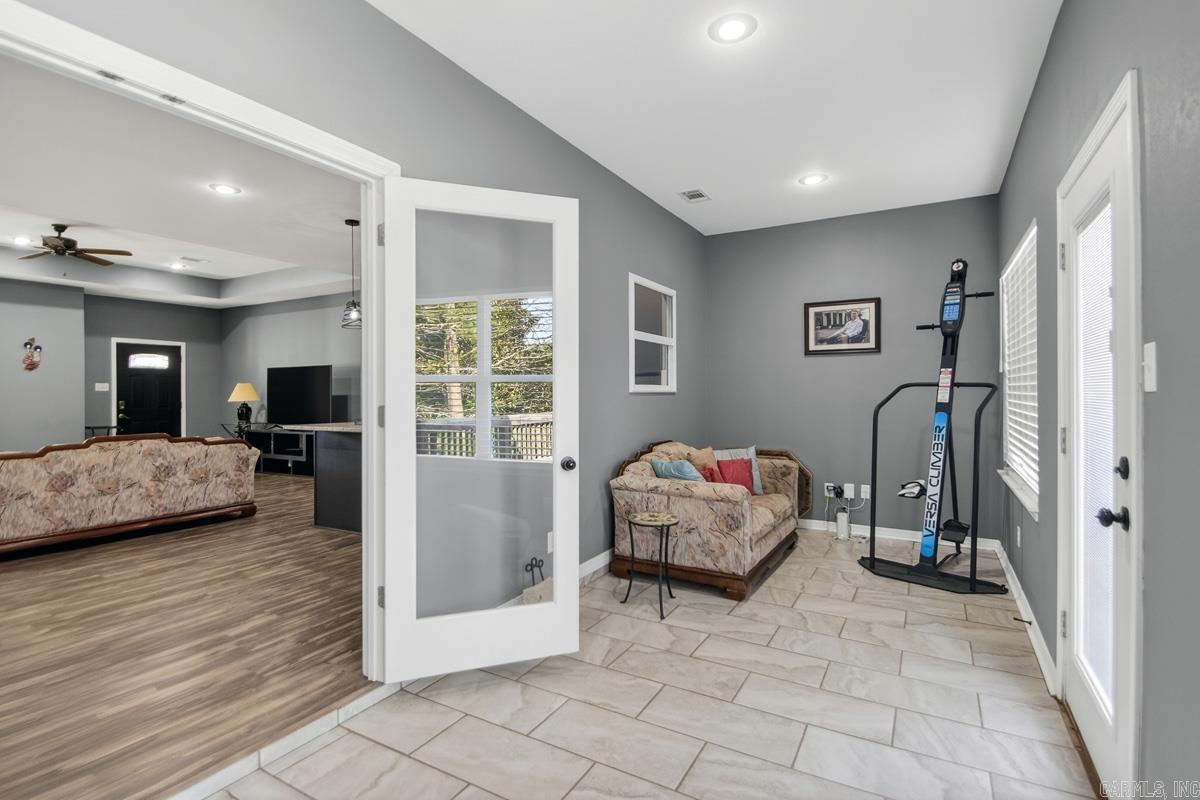 BEAUTIFUL LAKEVIEW - Residential