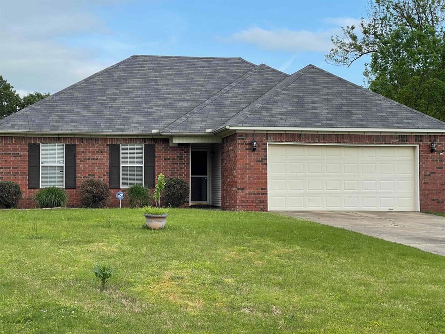 Very nice home clean and ready to move in at a Great location! No smoking and good credit needed. Close to Greenbrier schools, Restaurants and shopping.