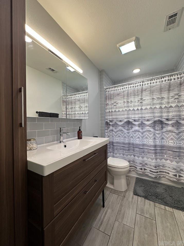 WHISPERING HILLS - Residential