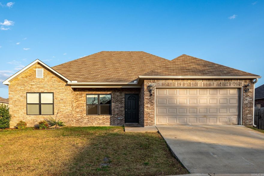 FANTASTIC 3 BED 2 BATH HOME. FEATURES FRESH PAINT, LVT THROUGHOUT HIGH TRAFFIC AREAS, CARPET IN BEDROOMS, STAINLESS APPLIANCE AND MUCH MORE. SUPER CLEAN AND MOVE IN READY!