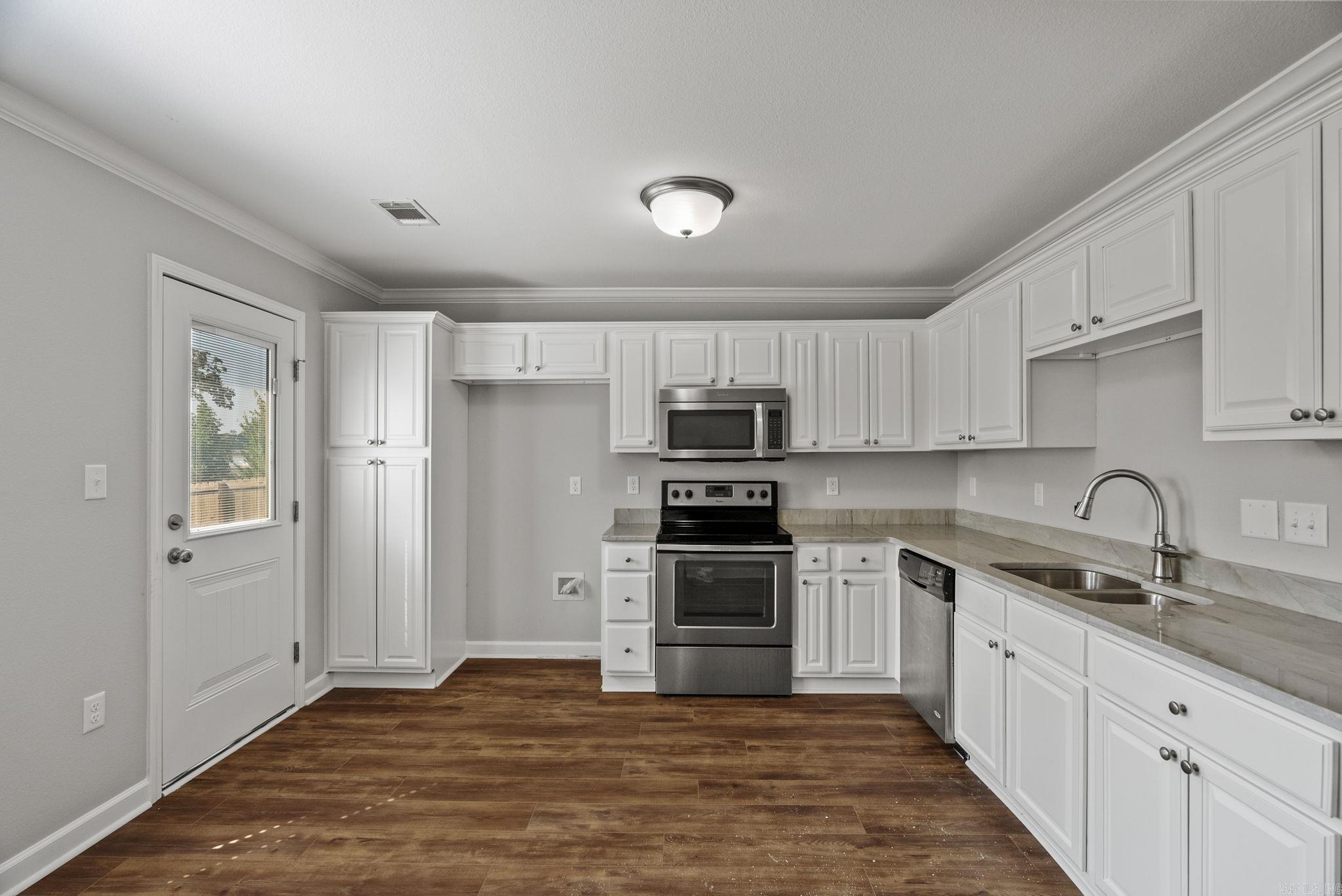 MAKENNA COVE - Residential