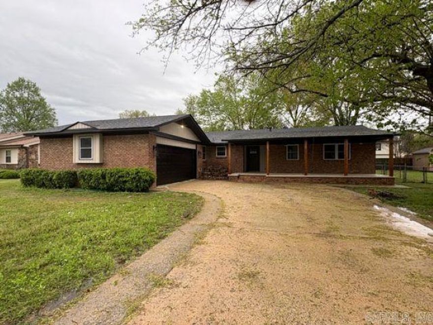 Beautifully remodel home in Stonewall Subdivision. Offers 3Bd/2 Bath W/ kitchen/dining combo overlooking sunroom. Huge covered front patio.