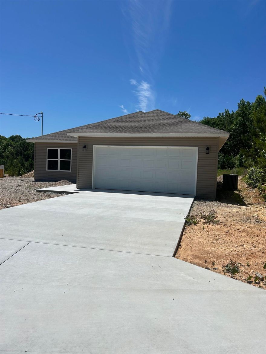 New construction in Hot Springs, Lakeside school district.  3 bedroom 2 bath, open floor plan. Many upgrades. Don't miss this oppotunity!