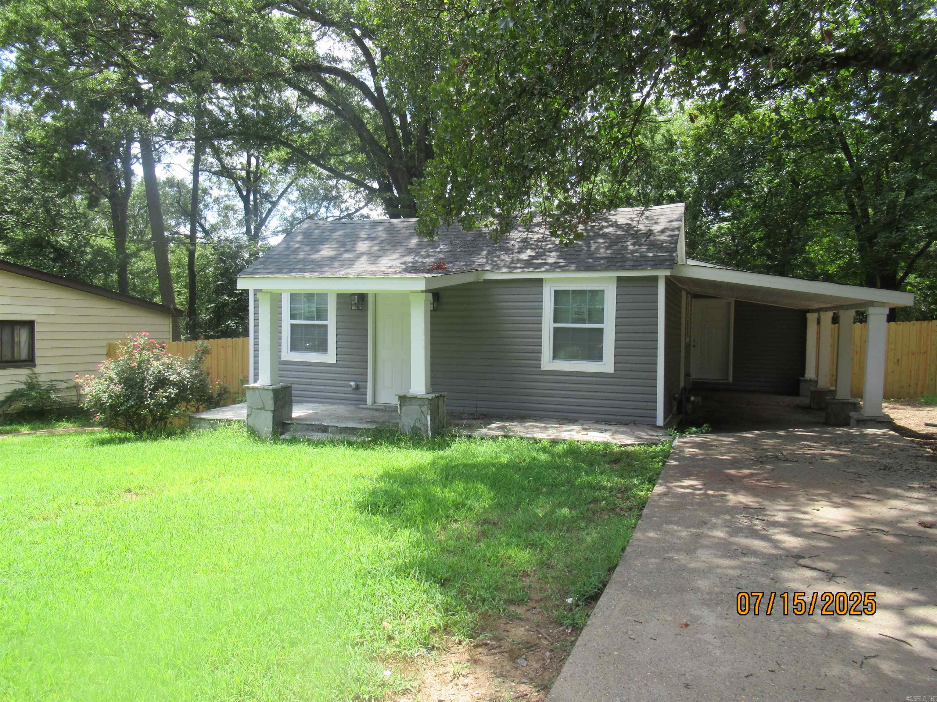 HOME HAS BEEN REMODLED IN NEUTRAL COLORS;3BDRM AND 2 BATH LARGE YARD; HOME WAS TAKEN TO THE STUDS AND REBUILT; NEW HVAC;PLUMBING AND ELECTRIC; EZ SHOW ;VACANT; CALL OR TEXT FOR ACCESS