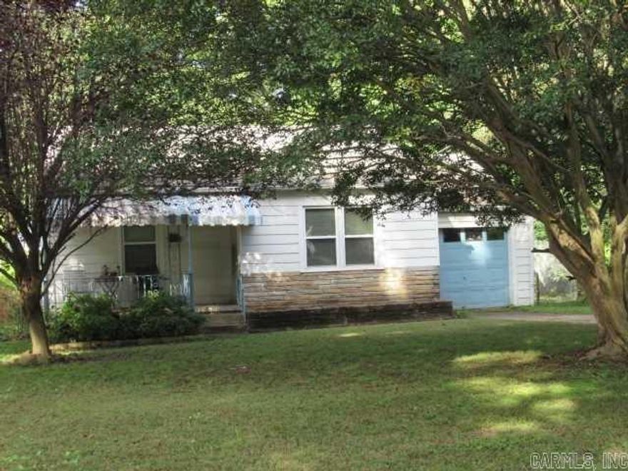 Cute 2 bedroom, 1 bathroom home. Centrally located.