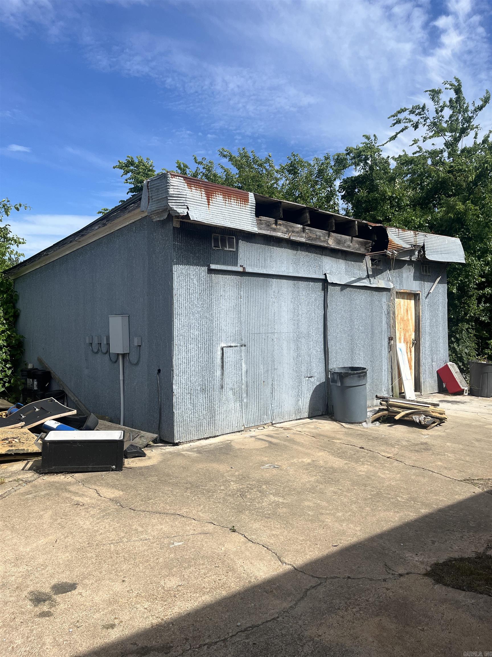 Main image without alt text