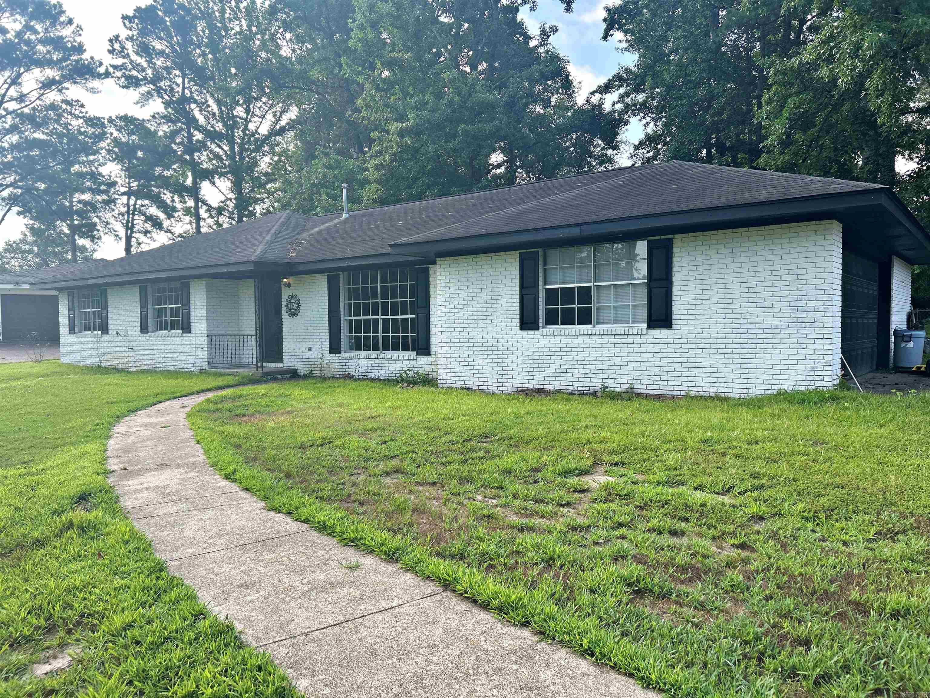 Location ! Location ! This 3 Bedroom 2 Bath is Close to Medical, Shopping , Schools. Large Yard, Backyard is fenced, Covered Patio. Open Concept, Living, Dinning ,Den. Schedule your Showing today!