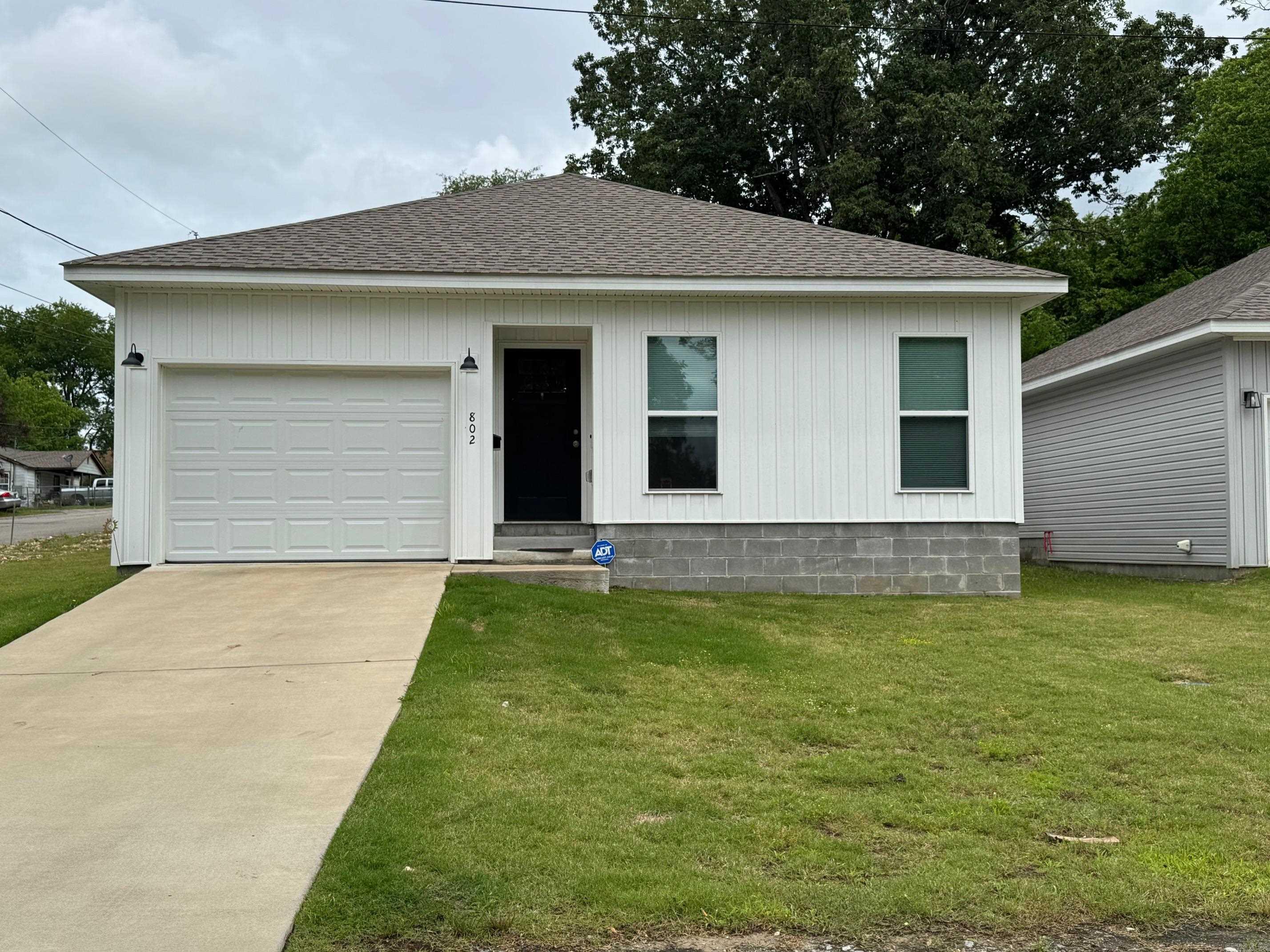 Super Cute 3 Bedroom 2 bath house located in Benton, AR. Schedule your showing today so you dont miss out on this home.