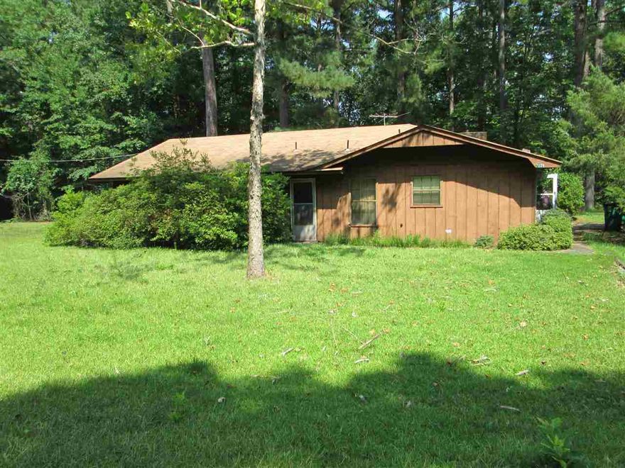 7039 FALLIS RD. COUNTRY LIVING AT ITS BEST. 6 MILES WEST ON SULPHUR SPRINGS RD. 3 BEDROOM, 1 BATHROOM. LOCATED ON 2.29 ACRES PRICED BELOW APPRAISED. CAN BE FINANCED WITH RURAL DEVELOPMENT.