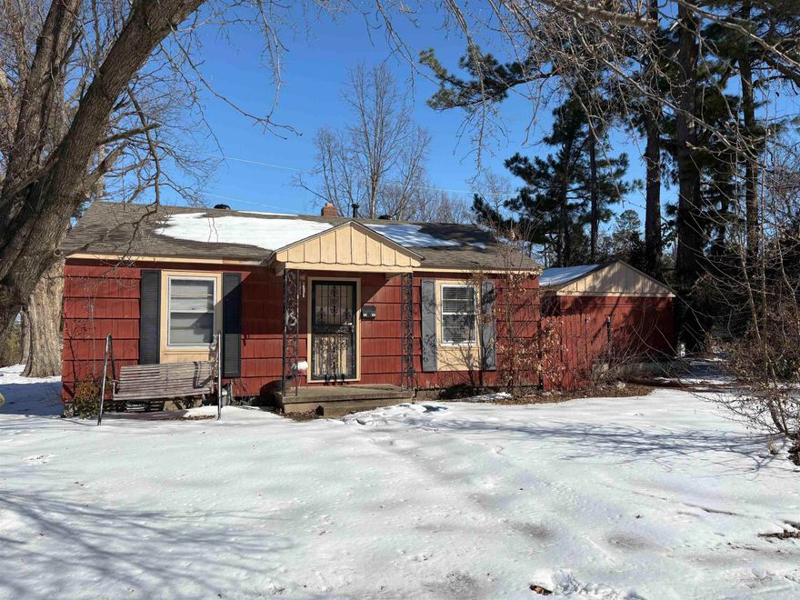 Welcome to the market this 3 bed 1.5 bath house. Come take a look at this cute little cozy house altar is ready for a new owner. Call for your showing now!