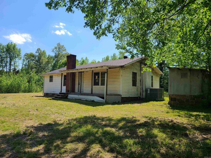 Take a look at this home! 3 bedroom home with lots of potential and sitting on 4 acres/mol! Come enjoy enjoy the wildlife, beautiful shade trees and quiet of this cute little country home with a barn!. Agents see confidential remarks!