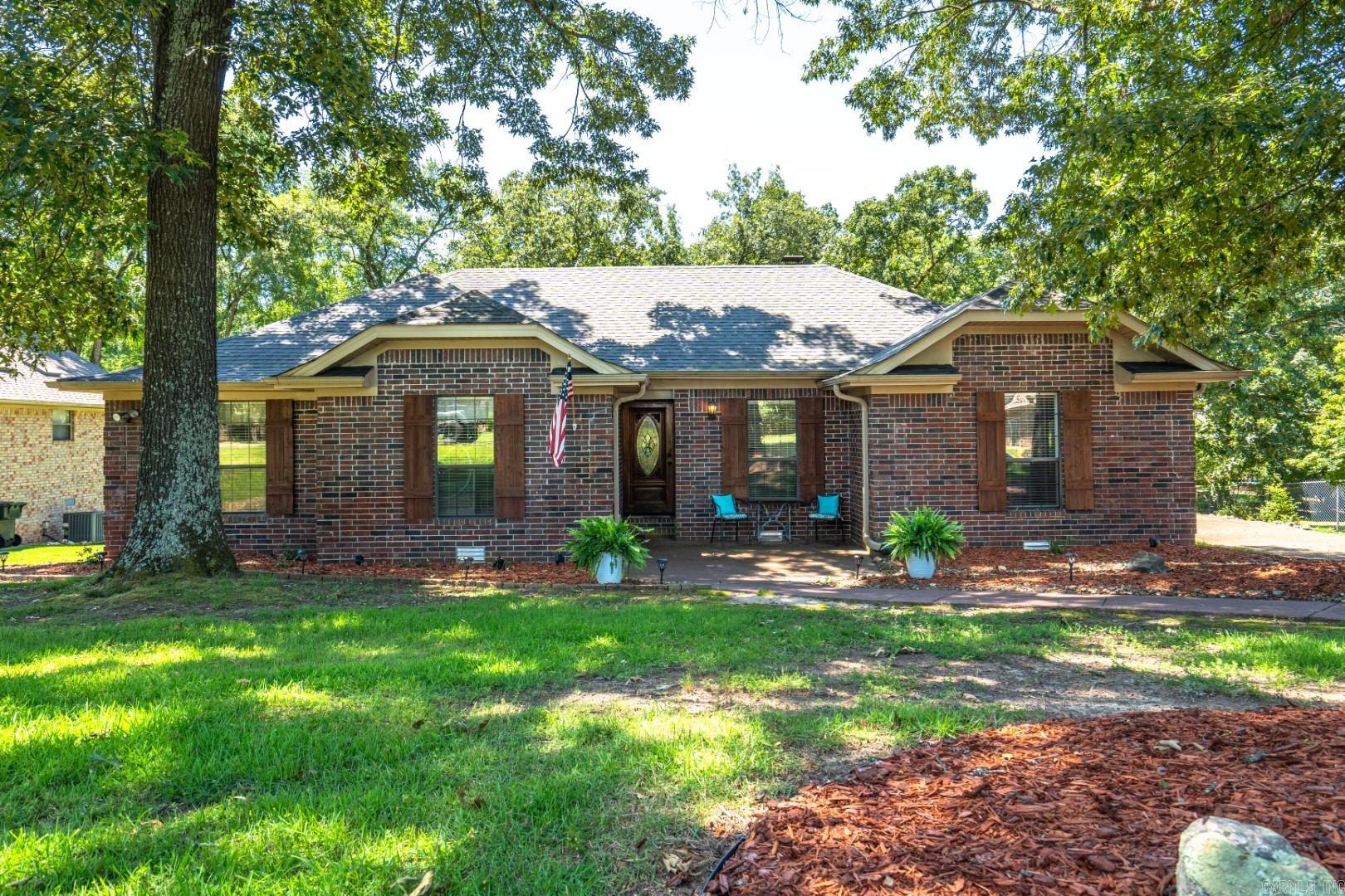 ** Brick + Single Level + 4 Bedrooms / 3 Baths + Office ** This custom home is located on Clairmoor Court, a storybook street a stone's throw from Lake Hamilton's Hill Wheatley boat launch. Quality craftsmanship and materials are used throughout. This home is timeless and built to last. Fine finishes include granite countertops, solid wood cabinets, crown moldings, custom tilework, cozy gas fireplace, and abundant built-ins and storage. The heart of the home is an open concept cookās kitchen with upgraded appliances, an island, and room for a full-size dining suit. Outside, you will find a large deck and a level, fully-fenced backyard. Enjoy a lake loversā lifestyle without the waterfront price tag. Clairmoor Court is a quiet, dead-end street lined in well-kept brick homes with manicured lawns--showcasing pride of ownership. This truly "feels like home." (New Roof:Ā 2023)