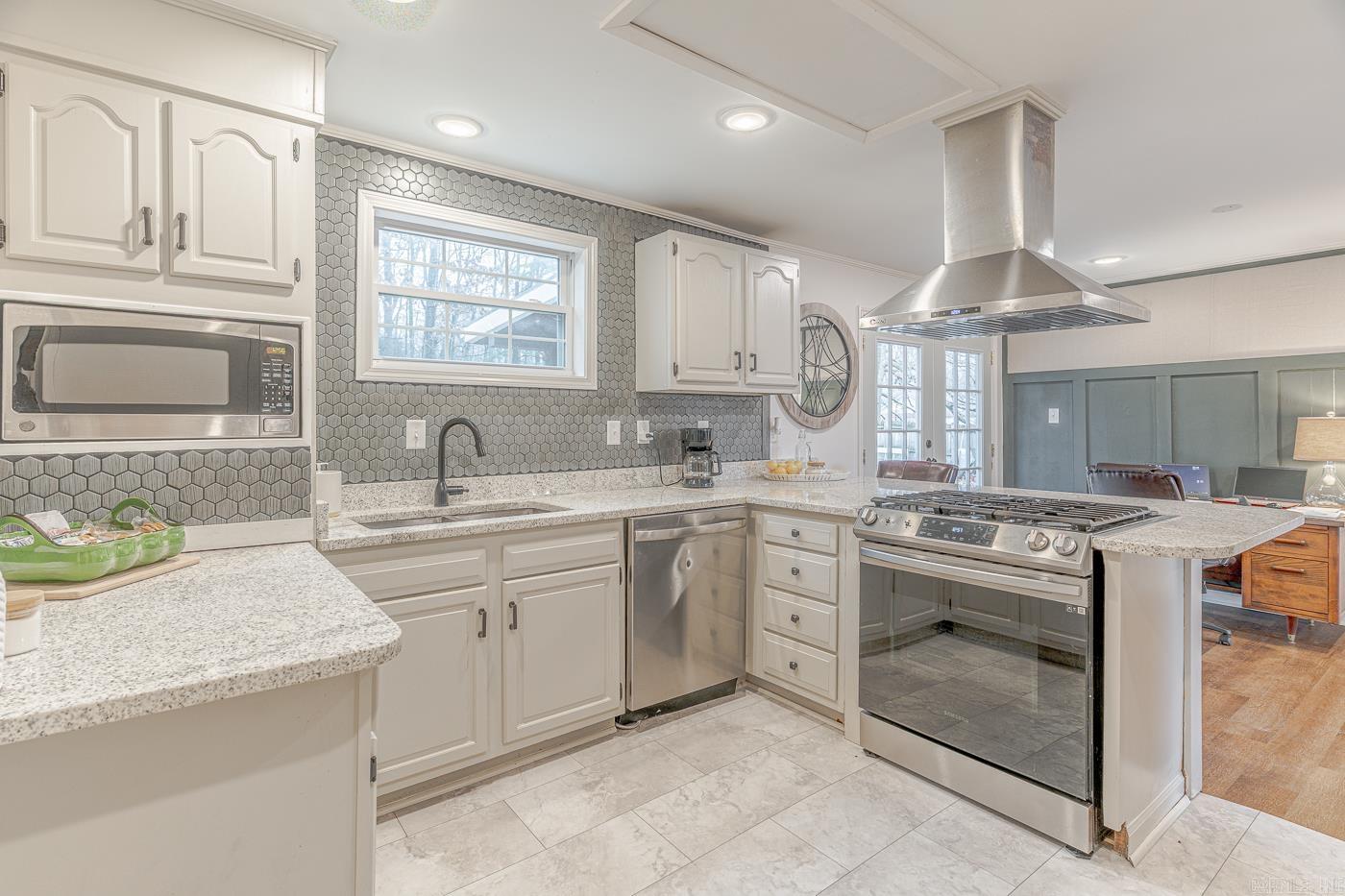 JAMESTOWN MANOR - Residential