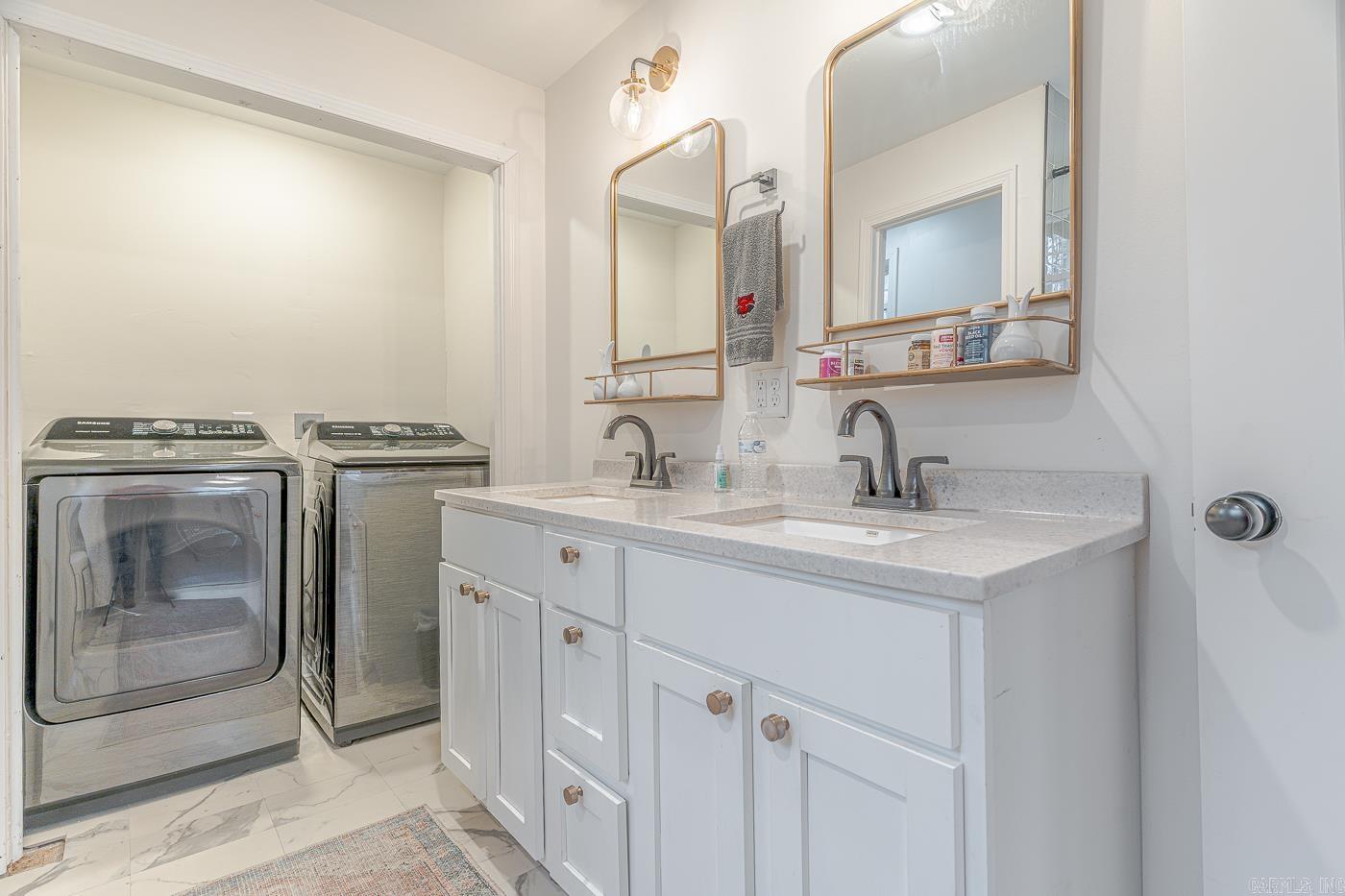 JAMESTOWN MANOR - Residential