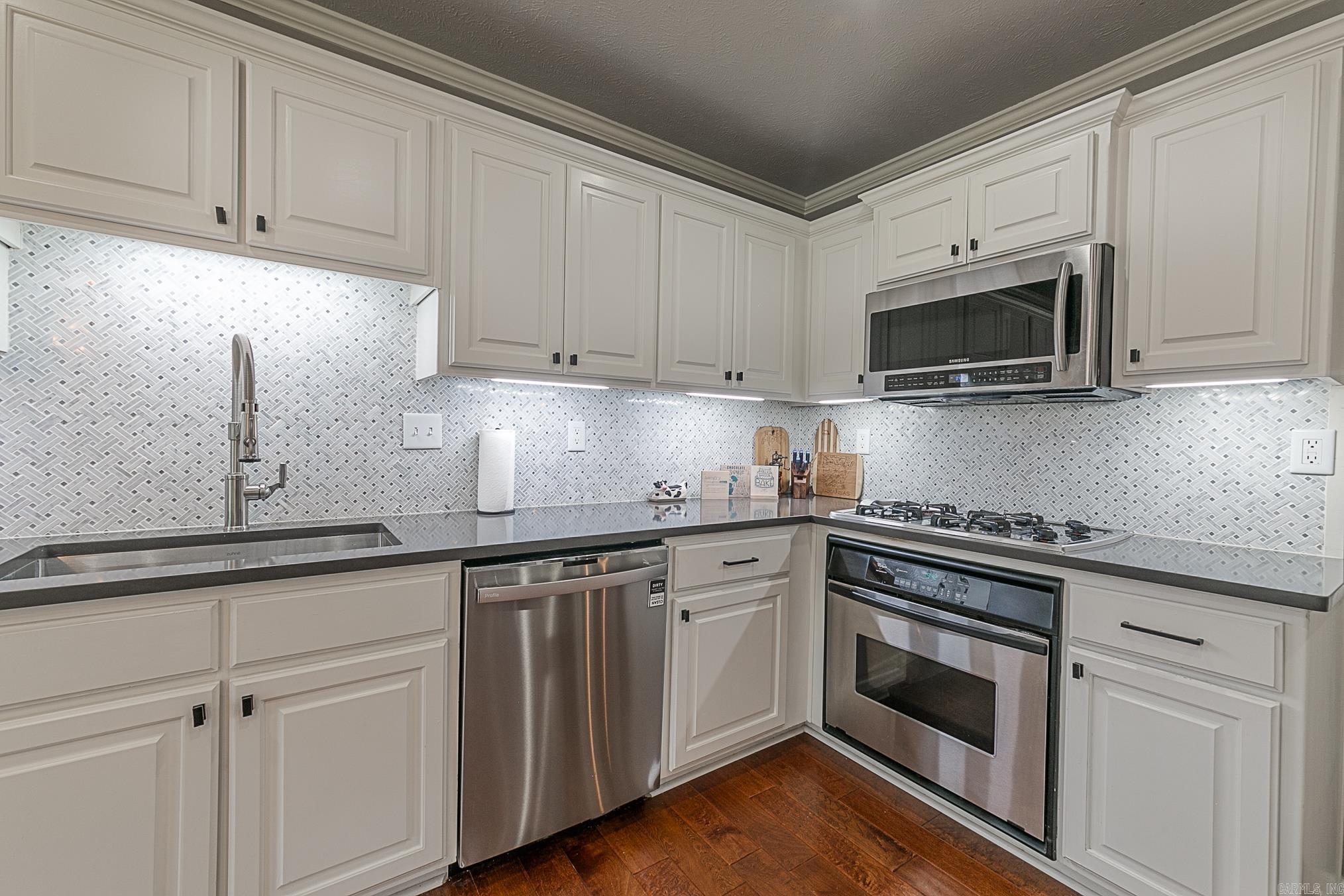 AUSTIN LAKES ON THE BAY ADDN - Residential