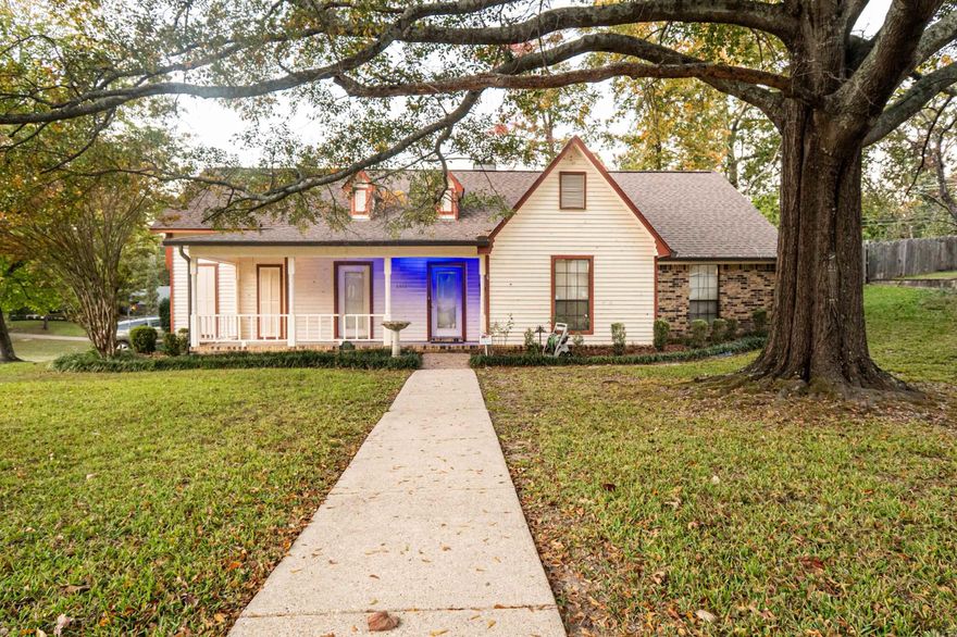 Looking for a cozy home located in the middle of town? This 3 bedroom and 2 bath home is ready for a new family. Located in the desirable Thompson Heights you're right in the middle of family-filled neighborhood. This home sits on 2 lots which allows you ample backyard space.